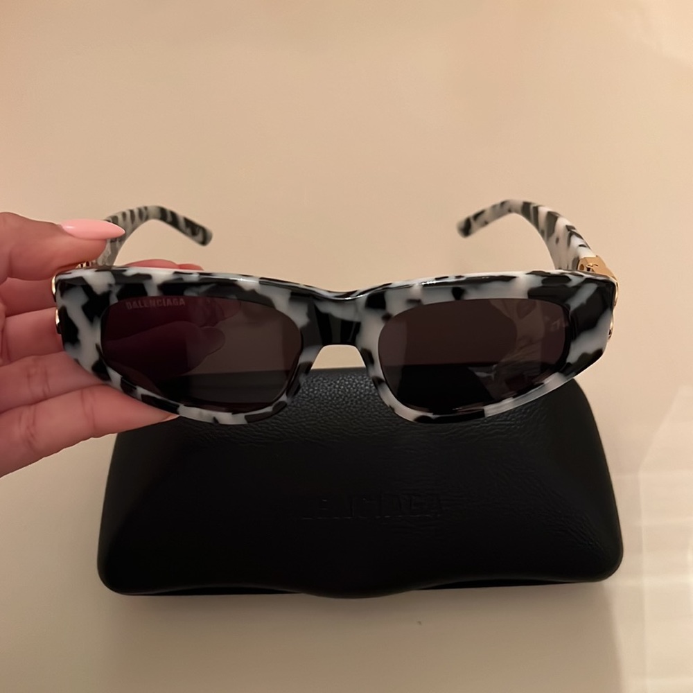 balenciaga women cat eye sunglasses have been worn once - Picture 5 of 9